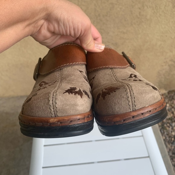 Klogs taupe suede and brown leather embroidered clogs mules size 7.5M - Picture 13 of 15
